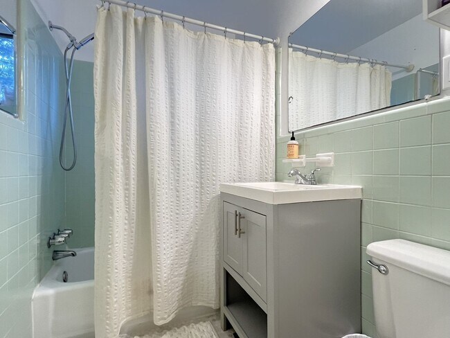 Building Photo - Renovated 1BR * Piedmont Park! ~ Steal of a Deal!