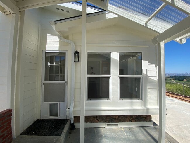 Building Photo - Panoramic Views - 46 West - Hilltop Property