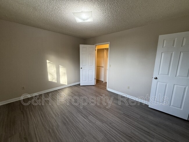 Building Photo - 2314 Rosebud Dr