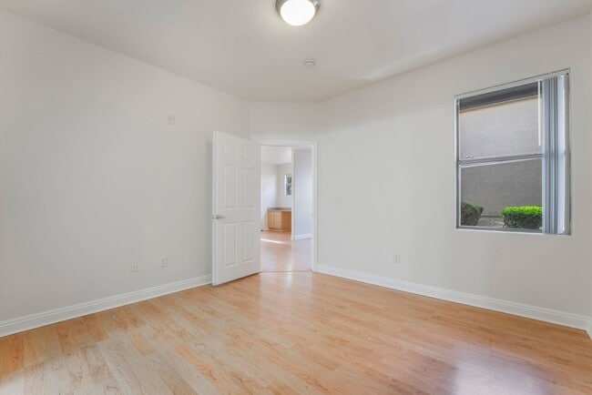Building Photo - Move-in ready 2-bedroom 2-bath condo in th...