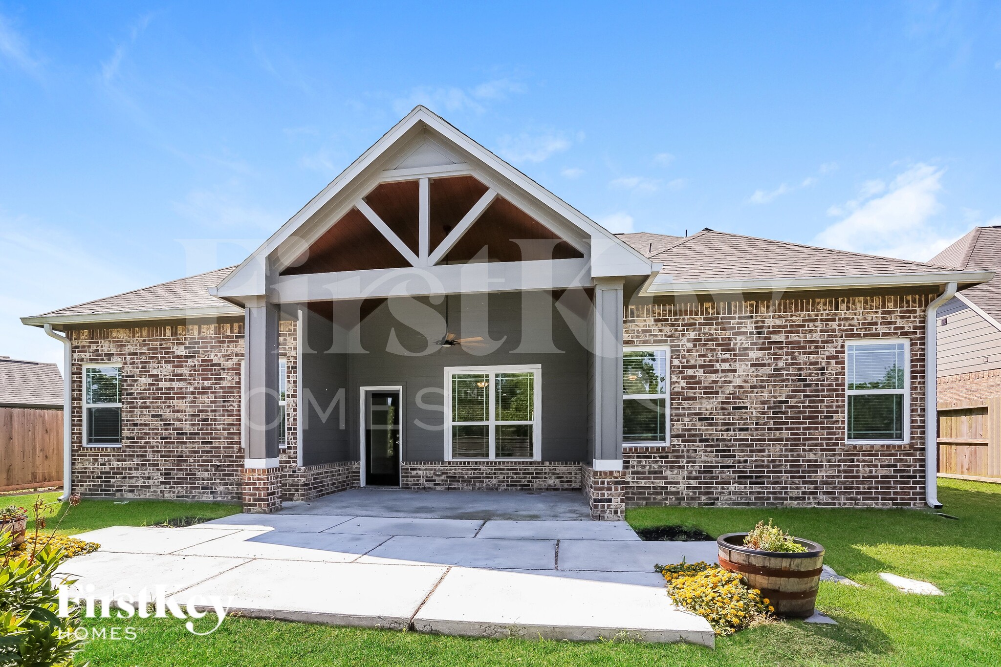 Building Photo - 9923 Oaklawn Dr