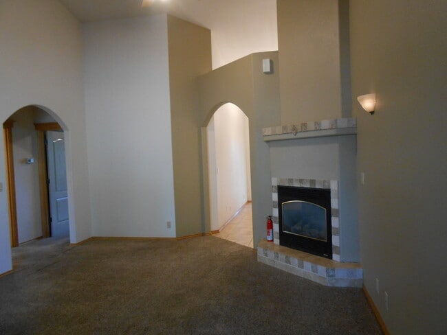 Building Photo - 1021 SW Crosscut Ct