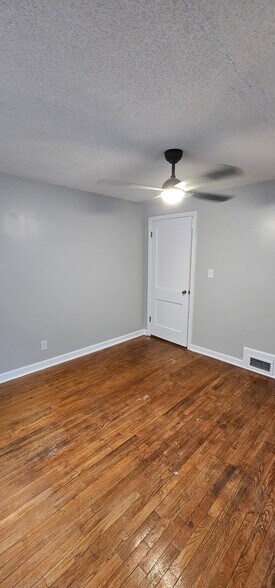 Building Photo - 614 E 63rd Ter