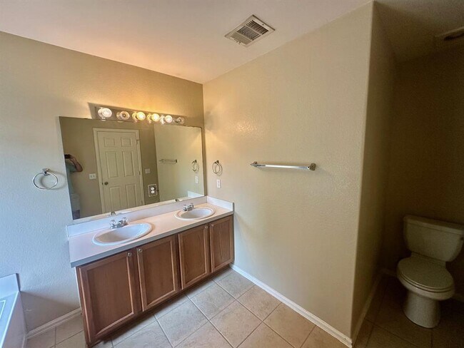 Building Photo - 124 Spruce Dr
