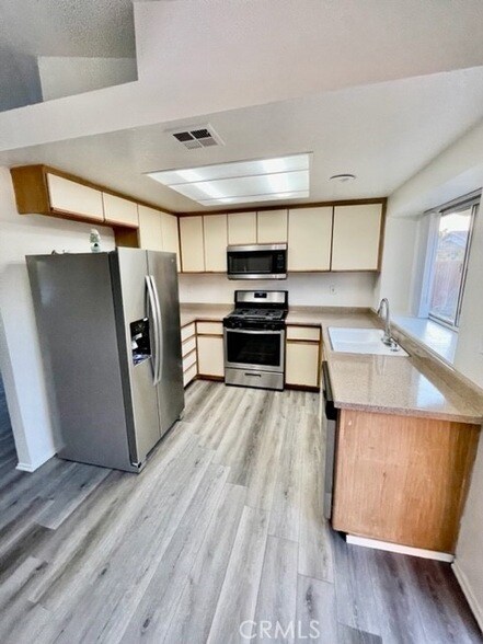 Building Photo - 79400 Ave 42