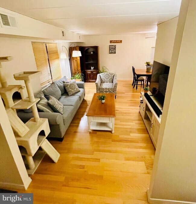 Building Photo - 201 Village Walk