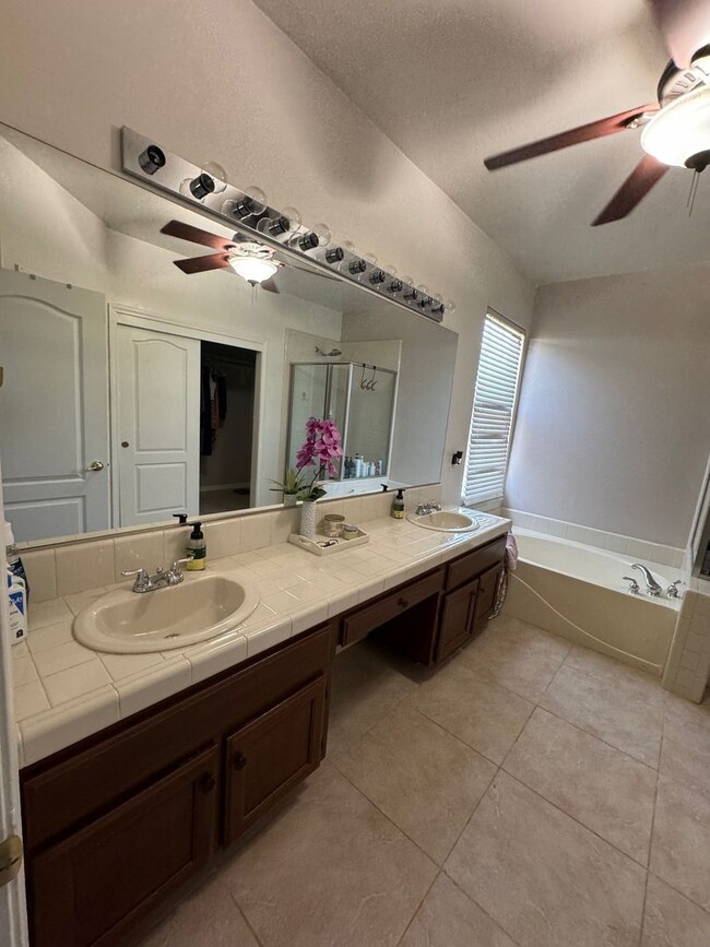 Building Photo - Beautiful single-family home with 6 Bedroo...