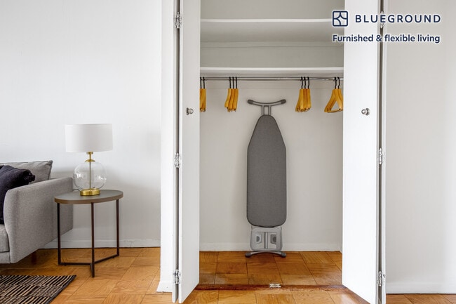 Building Photo - 245 E 40th St