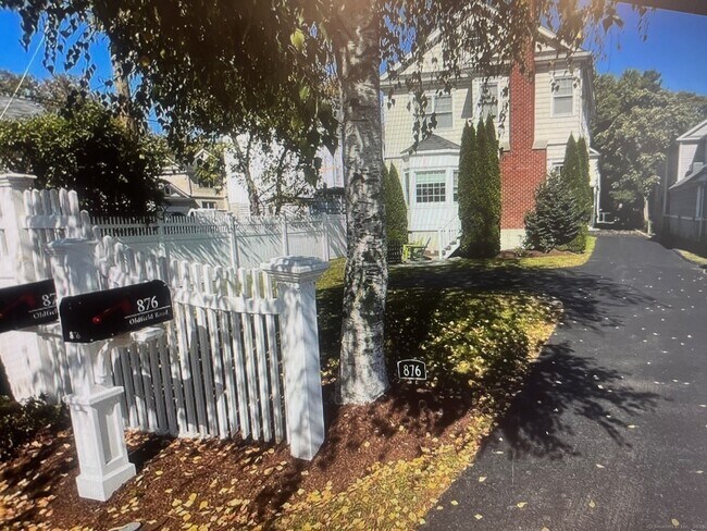 Building Photo - 876 Oldfield Road