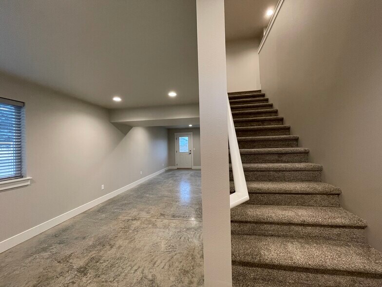 Building Photo - 412 W 1st St