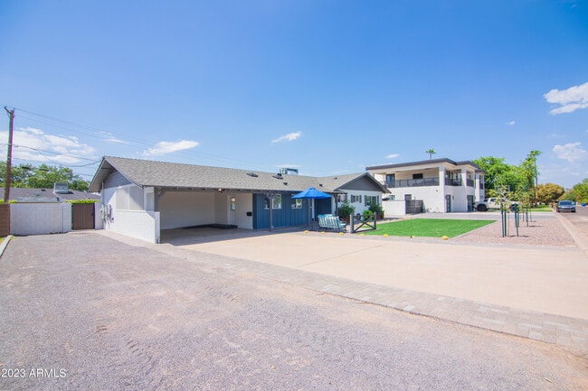 Building Photo - 4335 E Clarendon Ave