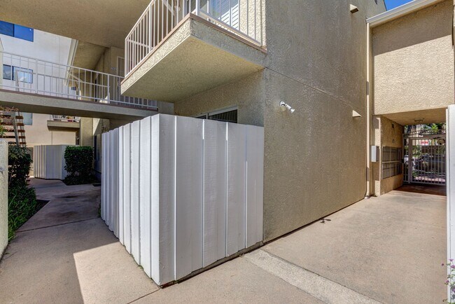 Building Photo - 4558 Willis Ave