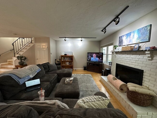 Building Photo - Townhouse, Central AC, 2 Parking Spots