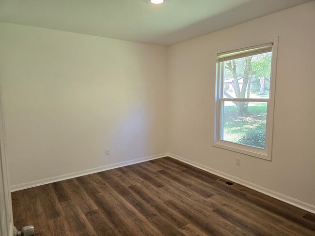 Building Photo - Renovated 3 bed 1.5 bath home located in M...