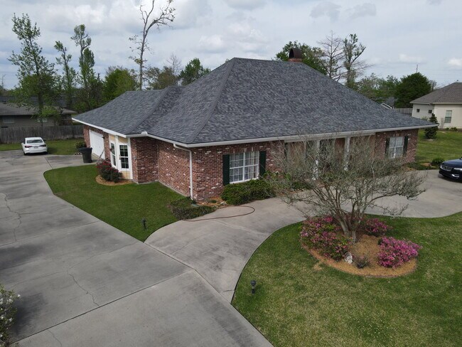 Building Photo - 904 Belle Arbes St