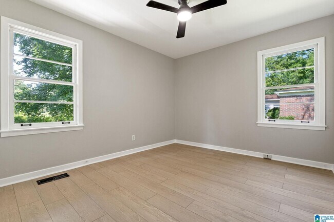 Building Photo - 852 Twin Lake Dr NE