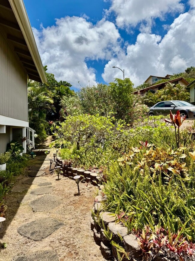 Building Photo - Charming 3-Bedroom Home with Ocean & Mount...