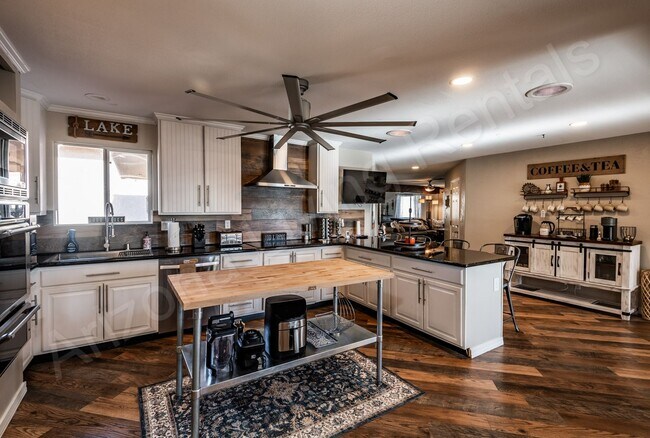 Building Photo - FURNISHED POOL HOME FOR APRIL 2026