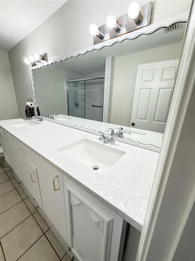 Building Photo - 2901 Riverside Dr