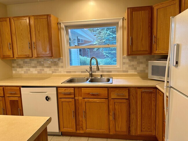 Building Photo - 856 Brickley Dr