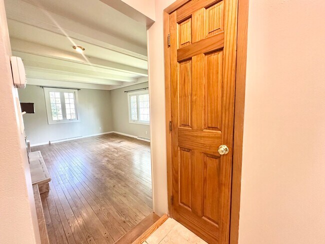 Building Photo - Desirable Mequon Home in Heart of Ville du...