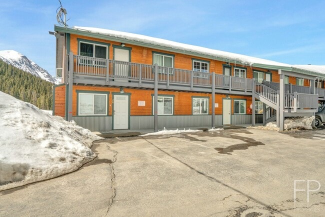 Building Photo - Year lease! Furnished, Move in 8/23/25! 10...