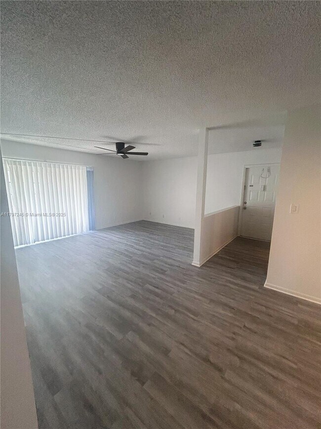 Building Photo - 454 N Laurel Dr