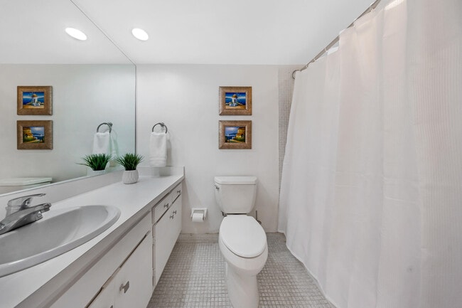 Building Photo - 575 Oaks Ln