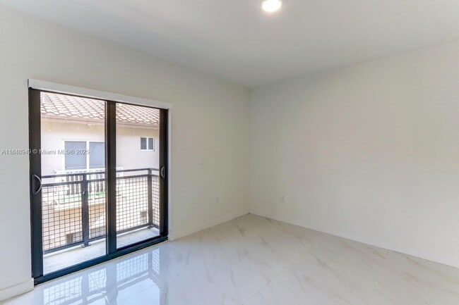 Building Photo - 339 W 78th Rd