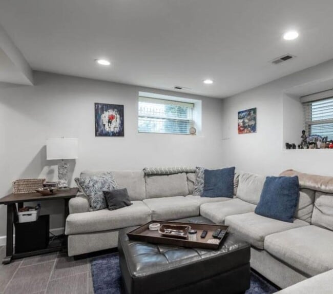Building Photo - 4 bedroom in Chicago IL 60647