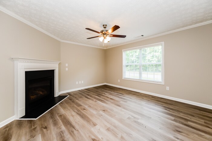 Building Photo - 700 Castlebrooke Dr SE