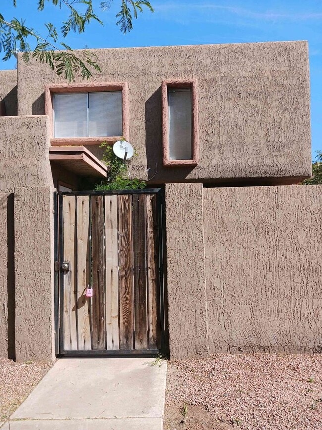 Building Photo - ****Move-In Special $500 off first month r...