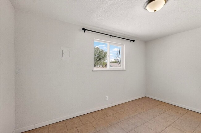Building Photo - NE 3 bedroom 1 bath 1348/sf