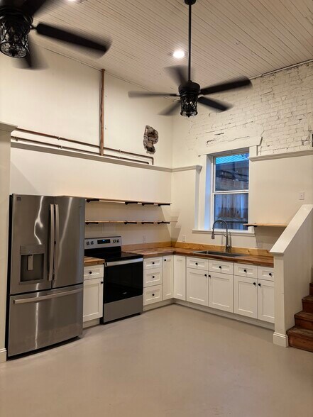 Building Photo - 7 Main St E