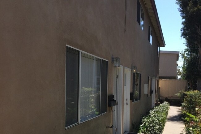 Building Photo - 732 9th St