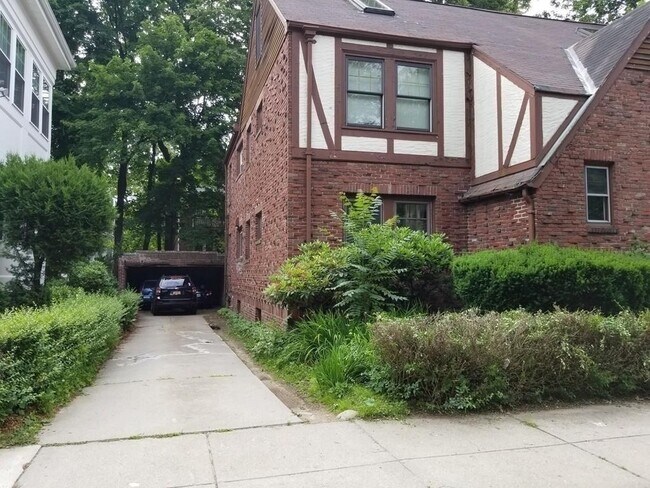 Building Photo - 35 Greycliff Rd