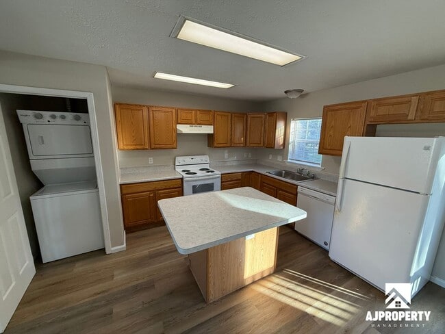 Building Photo - 931 S Newcomb Ave