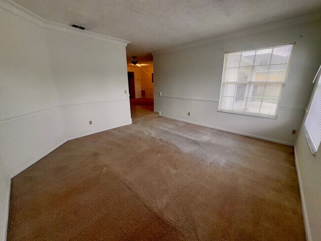 Building Photo - 3 bedroom 2 bath home with solar panels, workshop, large backyard and Florida Room!