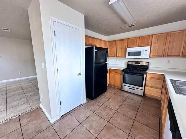 Building Photo - 3 Bedroom 2 Bathroom with 2 Car Garage