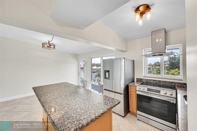 Building Photo - 1041 Hillsboro Mile