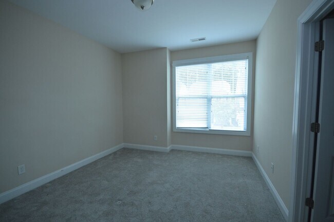 Building Photo - 542 Finnbar Dr