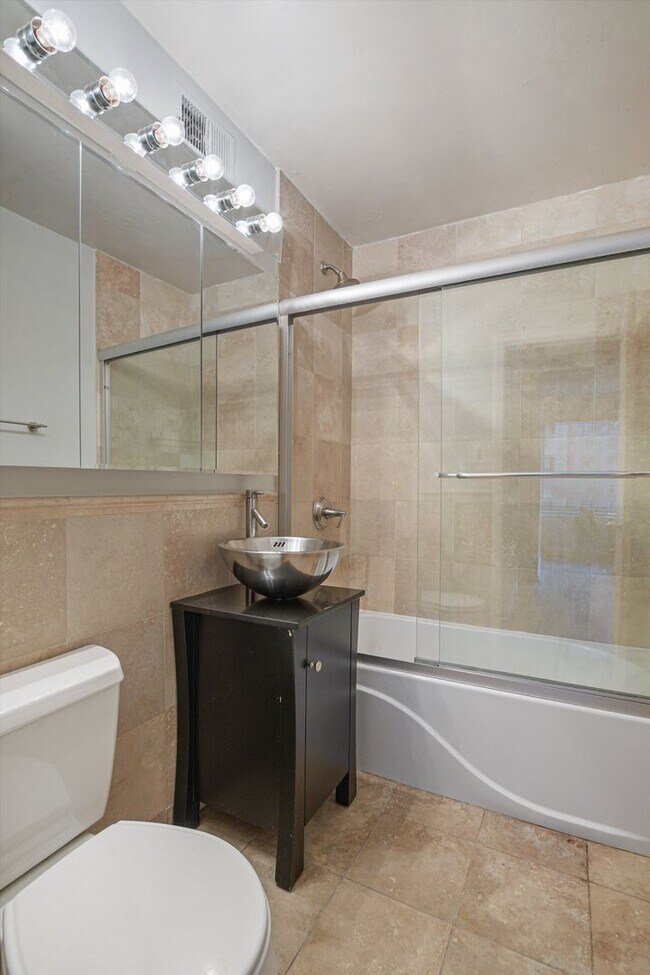 Building Photo - One bedroom Apt in Gold Coast