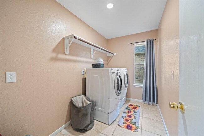 Building Photo - 16815 Watering Oaks Ln