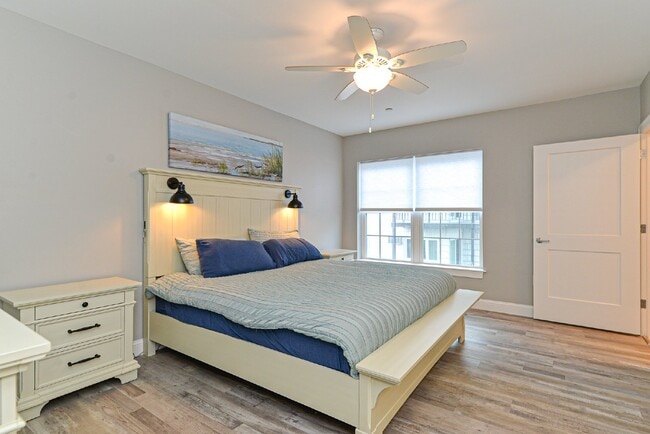 Building Photo - Gorgeous 2 bedroom very spacious condo at ...