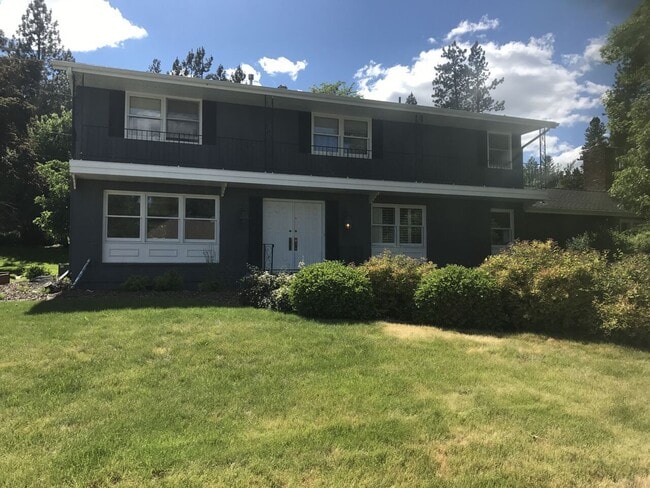 Primary Photo - HUGE HOME FOR RENT!!