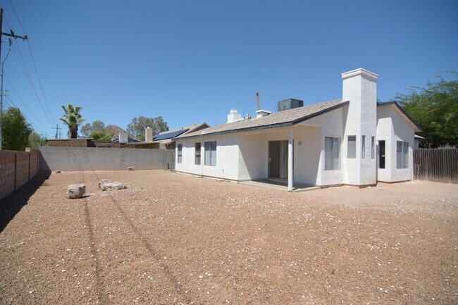 Building Photo - Updated 3  Bedroom 2 Bath Home! Located in Convenient South Tucson Location!