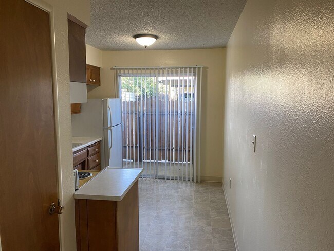 Building Photo - Cozy studio for rent in Visalia