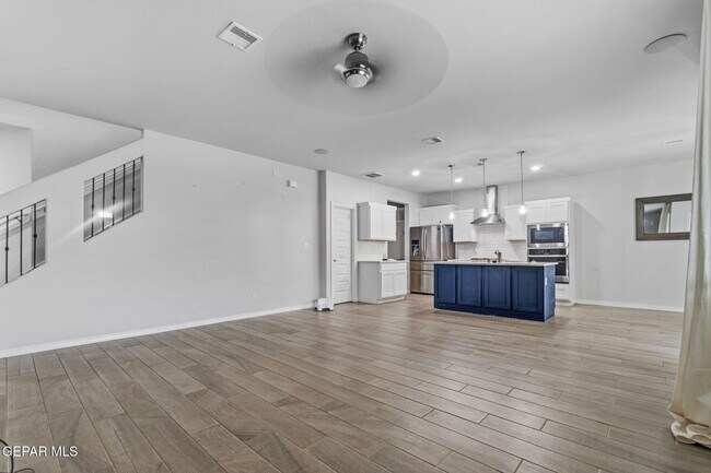 Building Photo - 917 Airship Pl