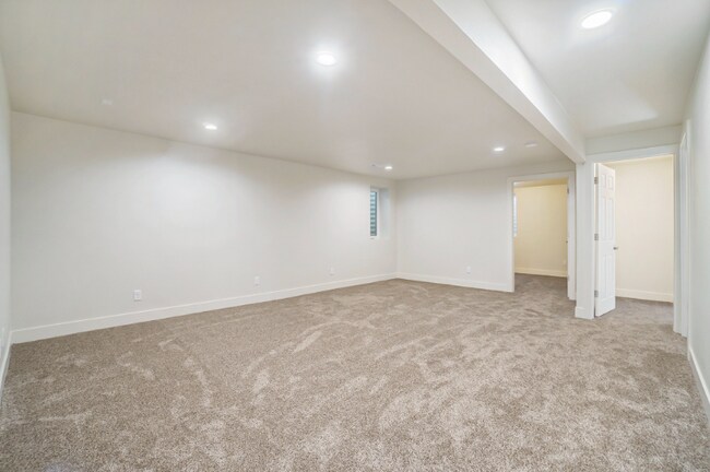Building Photo - 100 Sunflower Dr