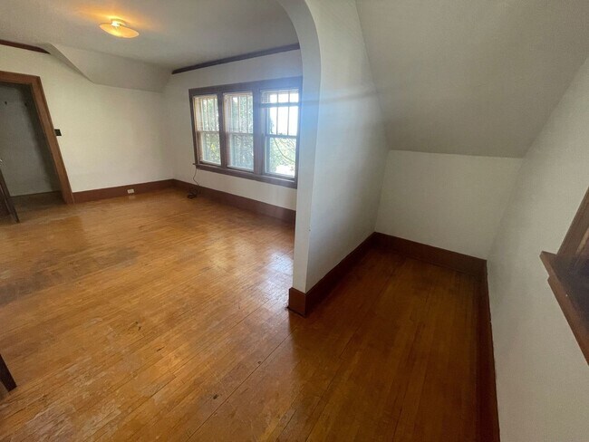 Building Photo - Beautiful 4 Bedroom Home - Free August Rent!!